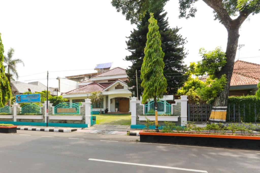 Entrance, RedDoorz Syariah near Alun Alun Magelang Bayeman in Magelang