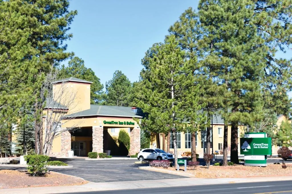 GreenTree Inn & Suites Pinetop，位于派托普湖畔的酒店