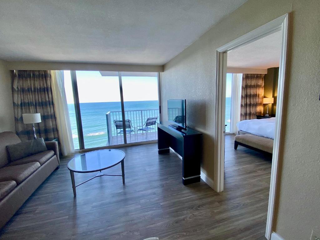 Radisson Suite Hotel Oceanfront Photo 10