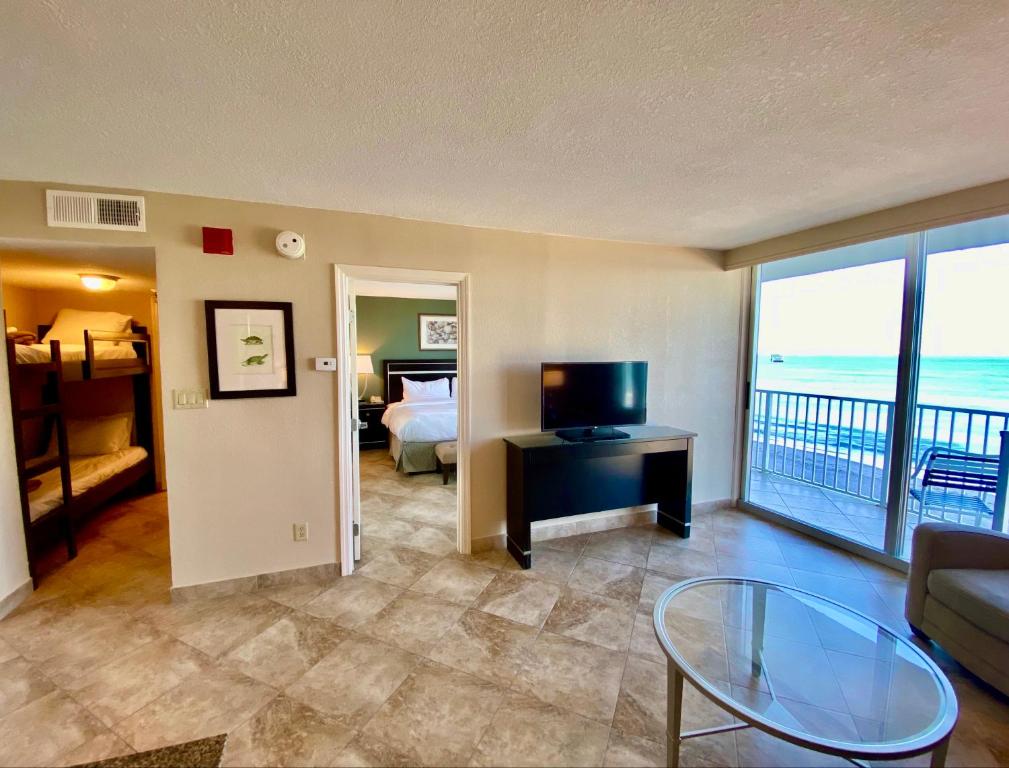Radisson Suite Hotel Oceanfront Photo 18