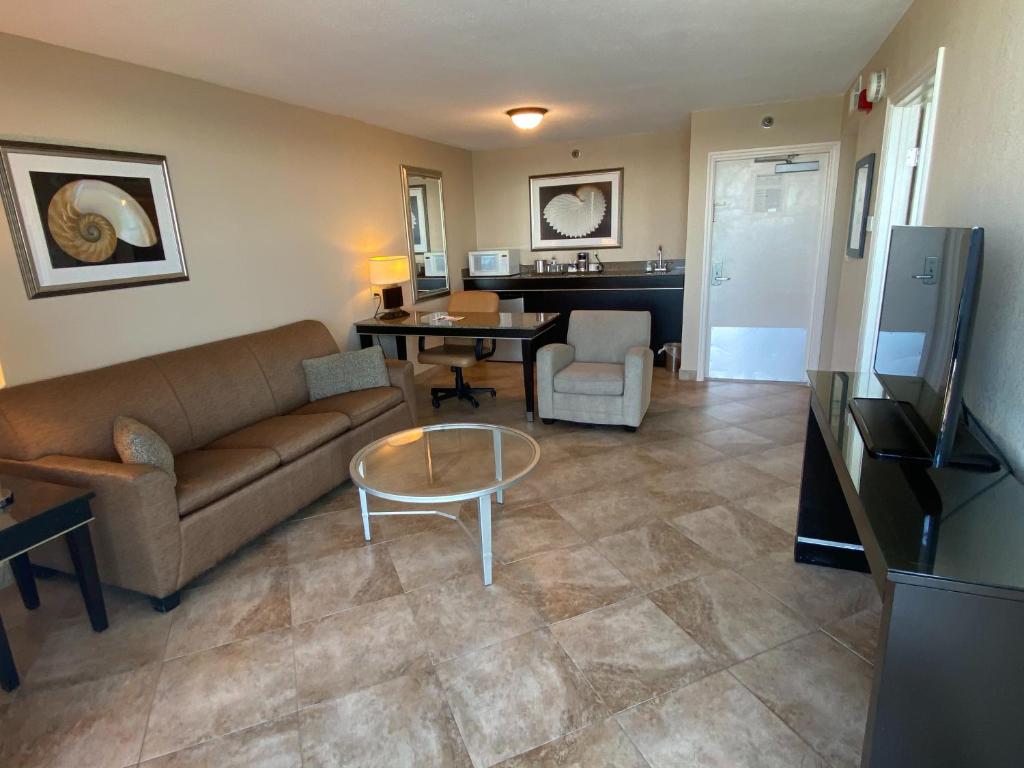 Radisson Suite Hotel Oceanfront Photo 20