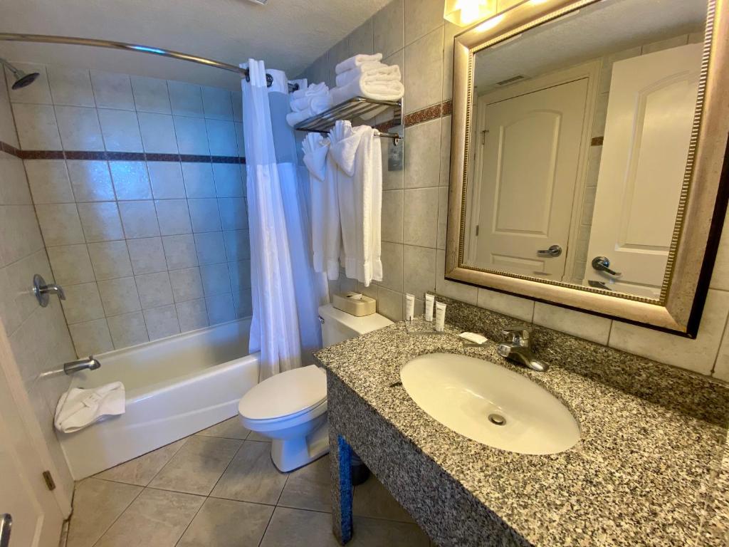 Radisson Suite Hotel Oceanfront Photo 23