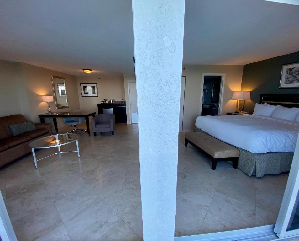 Radisson Suite Hotel Oceanfront Photo 28