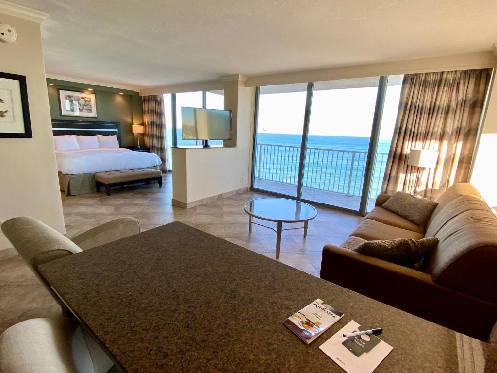 Radisson Suite Hotel Oceanfront Photo 30
