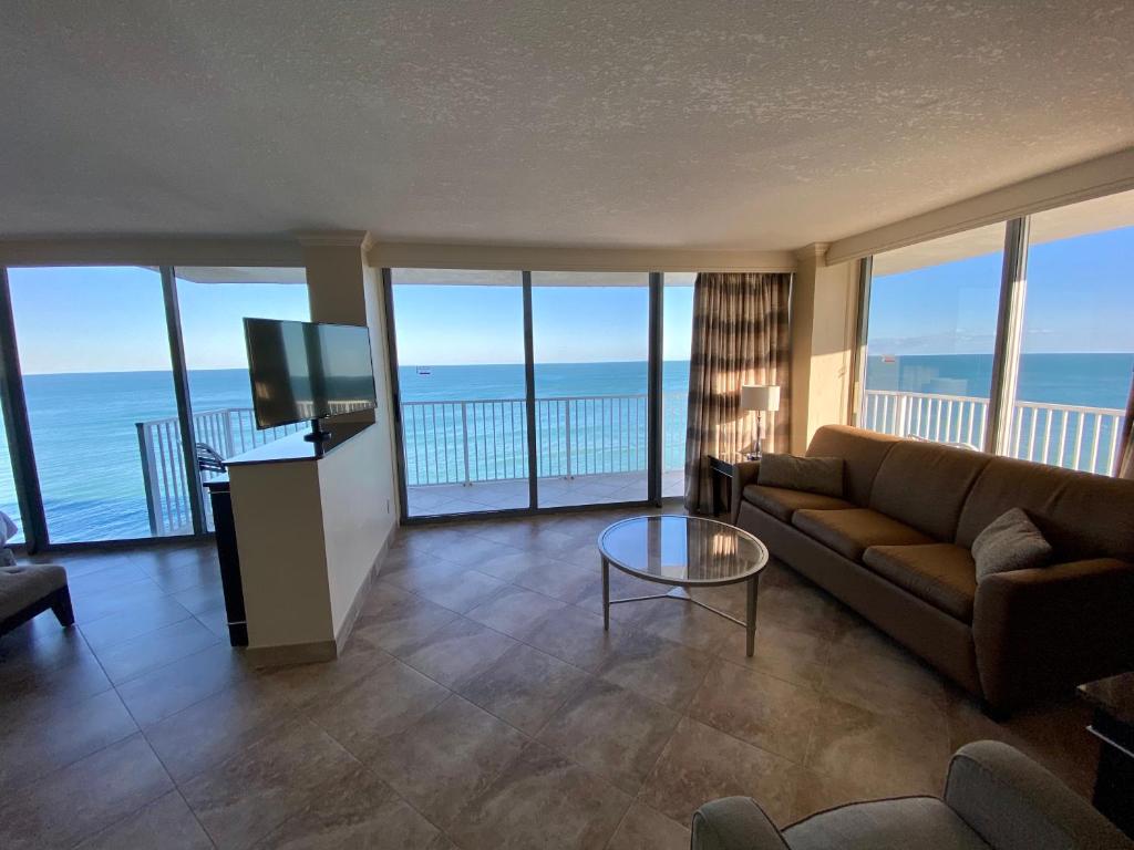 Radisson Suite Hotel Oceanfront Photo 31