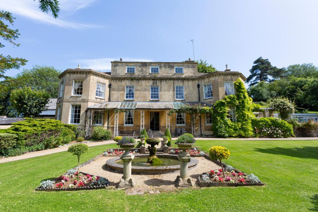 Dursley Chateau Sleeps 18 Pool WiFi