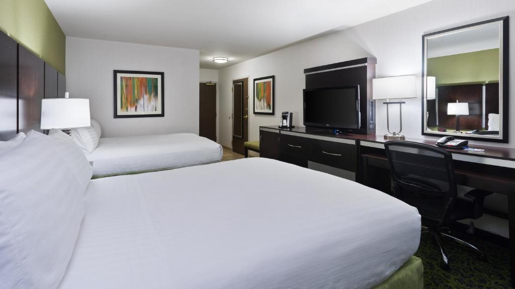 HOLIDAY INN EXPRESS® & SUITES STROUDSBURG POCONOS - Stroudsburg PA 1863