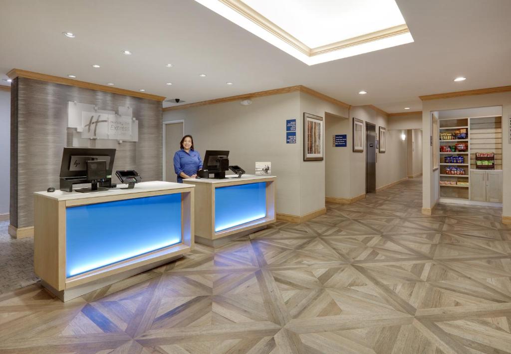 5. 홀리데이 인 익..