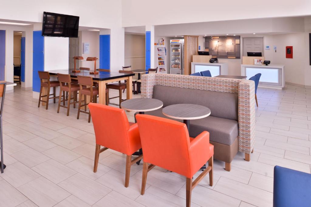 Holiday Inn Express Hotel & Suites Farmington photo