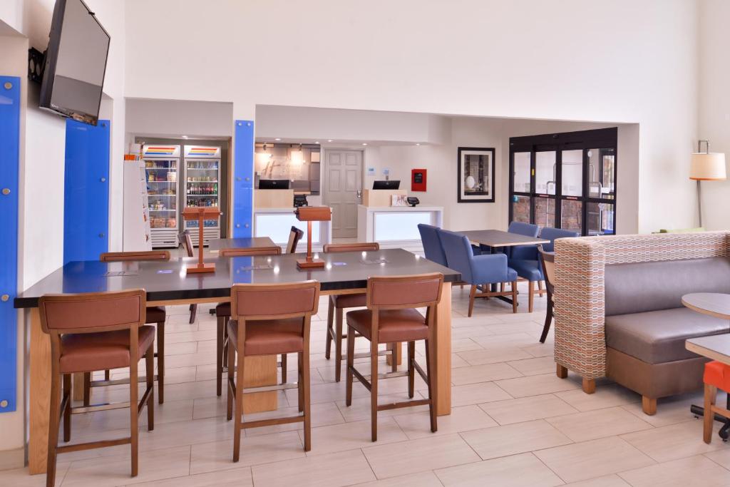 Holiday Inn Express Hotel & Suites Farmington photo