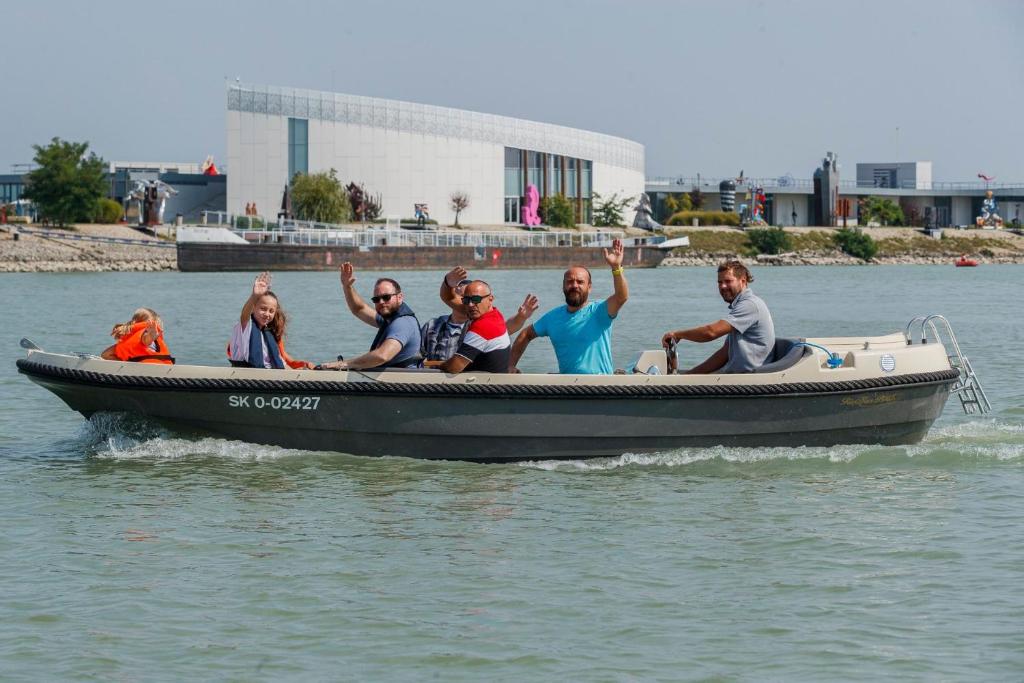 5. YACHTER ..