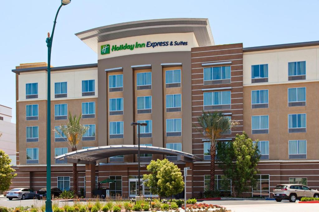 Holiday Inn Express & Suites Anaheim Resort Area, an IHG Hotel