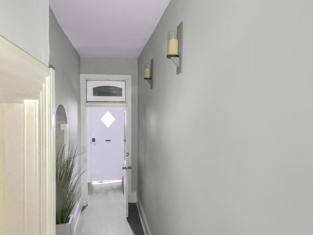 Modern Coed Dorm!! 15 Min Train to Center City!! photo