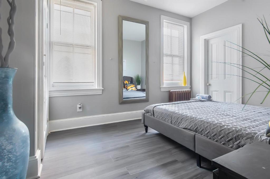 Modern Coed Dorm!! 15 Min Train to Center City!! — Hotel in Reading (PA)