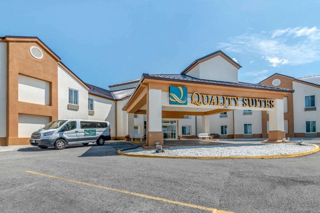 Quality Suites Kansas City International Airport photo