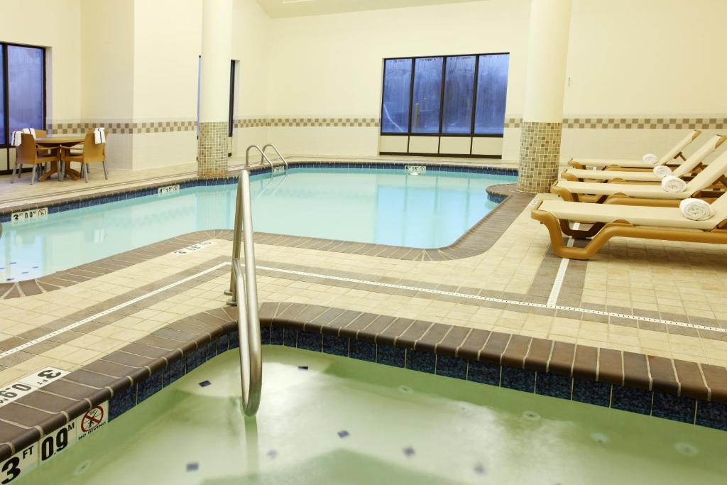 Holiday Inn Express Hotel & Suites Columbus University Area- Ohio State University photo