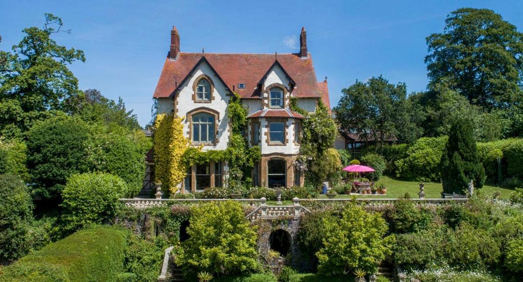 Chulmleigh Chateau Sleeps 24 Pool WiFi