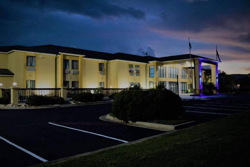 Days Inn By Wyndham Montgomery Photo 37
