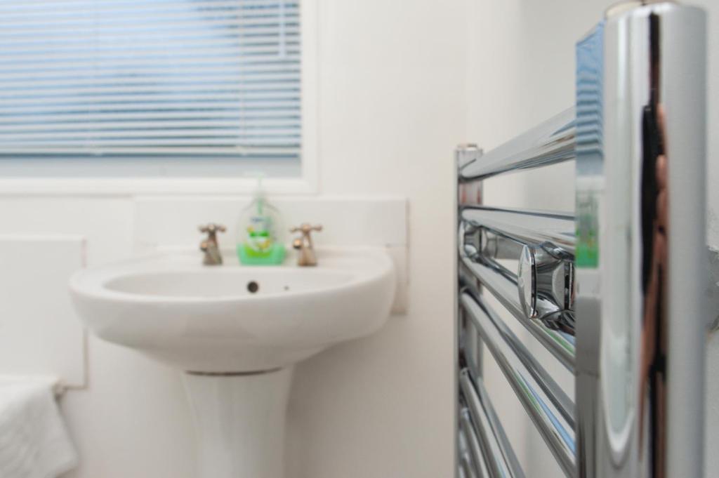 MyCityHaven The KingsWeston - flexible home sleeps 7 photo