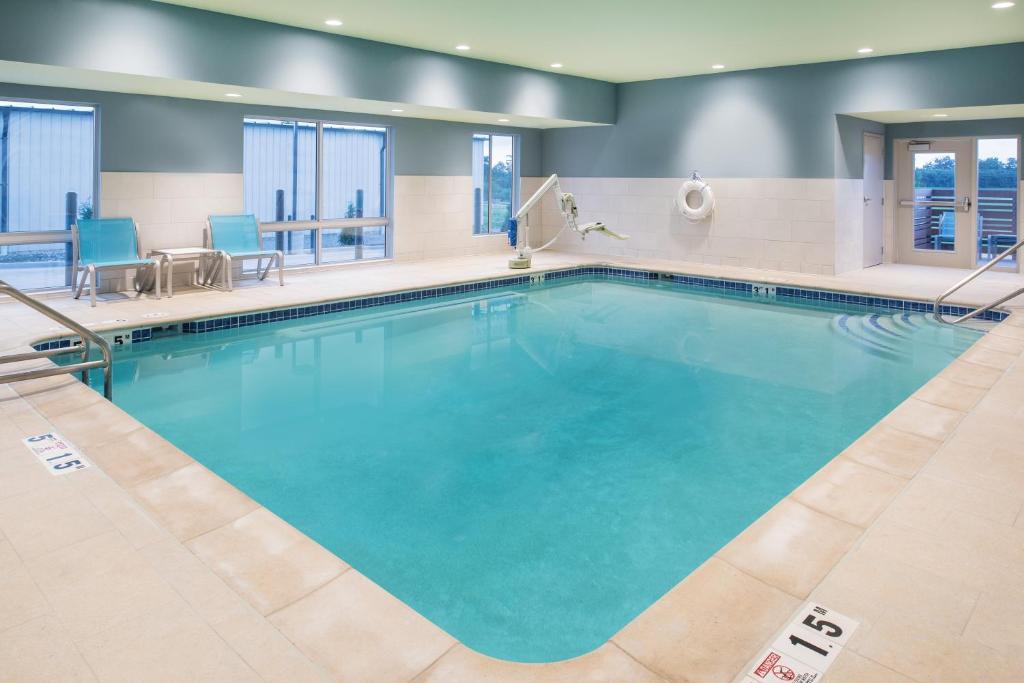 Holiday Inn Express & Suite Kingdom City By IHG スイミングプール