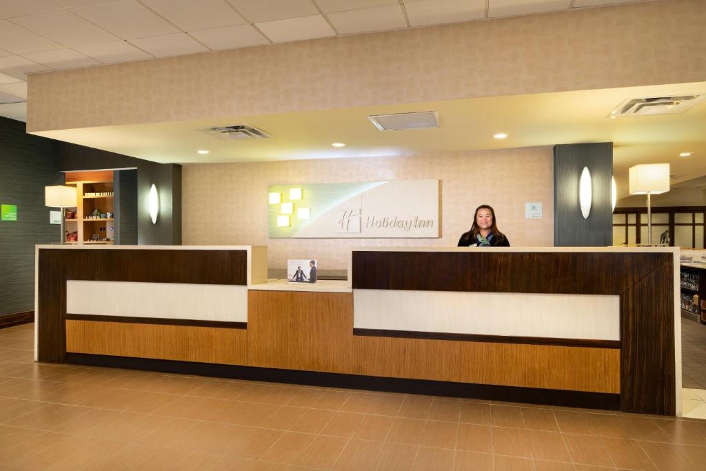 Holiday Inn and Suites Charleston West photo