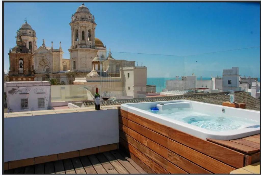 ***** ATTIC WITH IMPRESSIVE VIEWS AND JACUZZI - 3