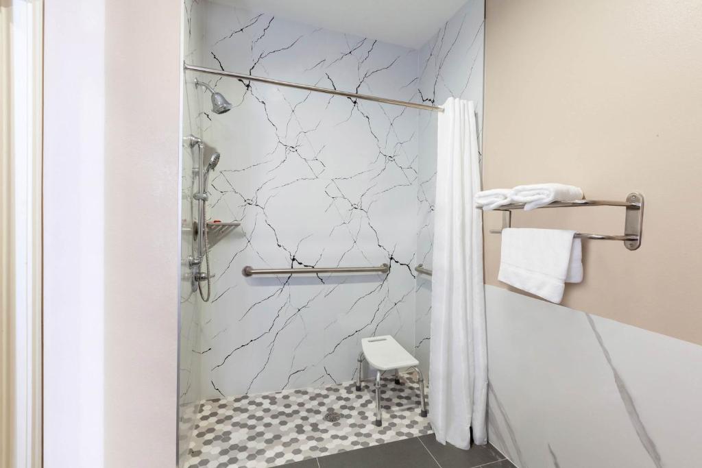 Super 8 by Wyndham Kingwood Houston North photo