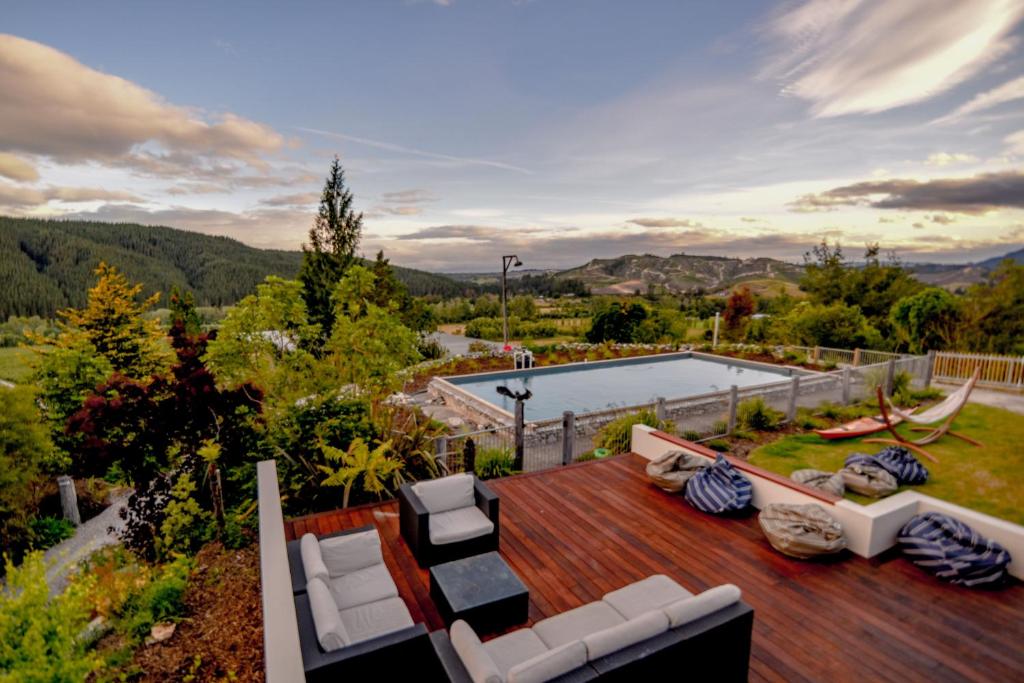 Reynalton, Pangatotara