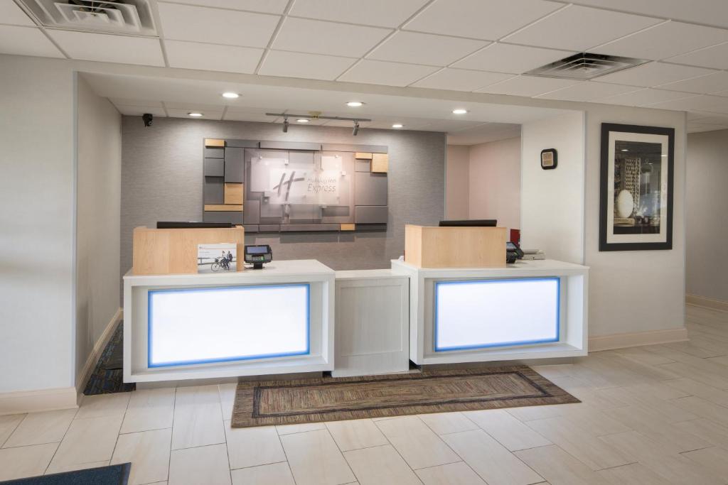 Holiday Inn Express Louisville Northeast photo