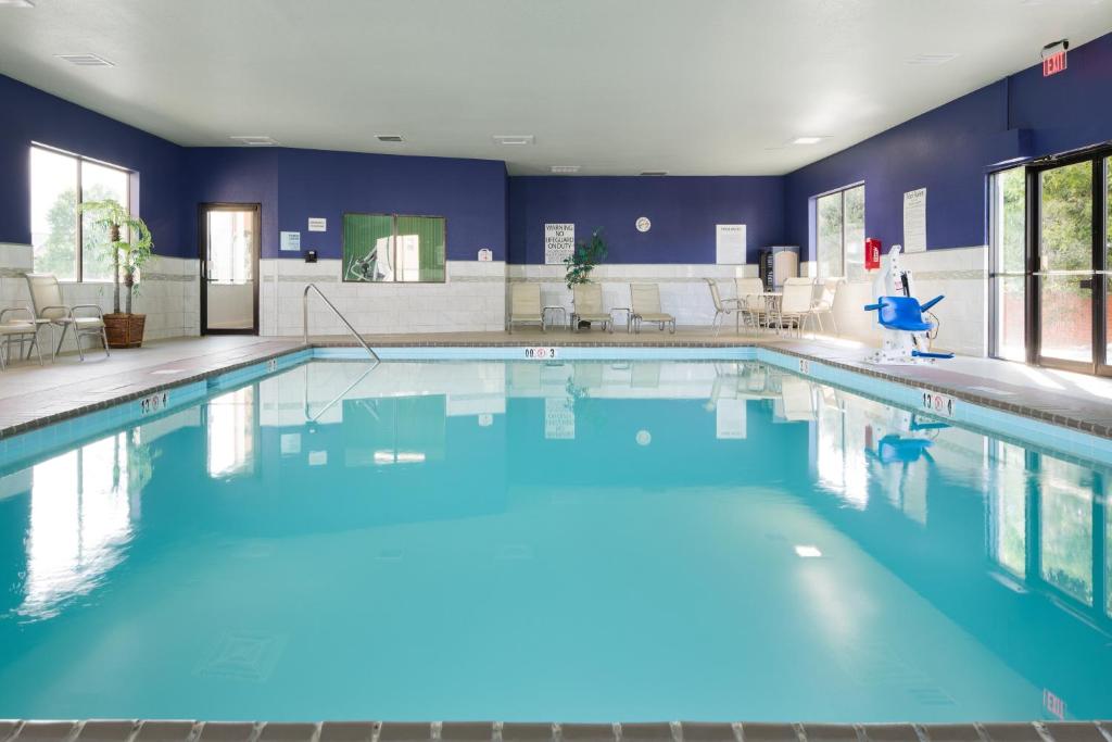 Holiday Inn Express Louisville Northeast photo