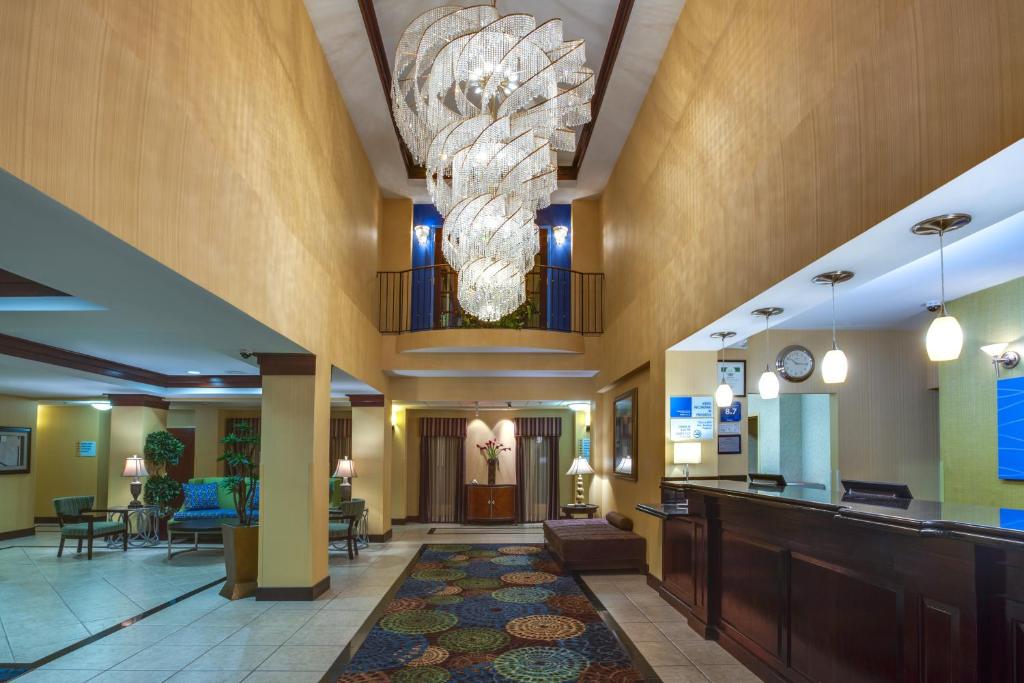 Holiday Inn Express Tower Center New Brunswick photo