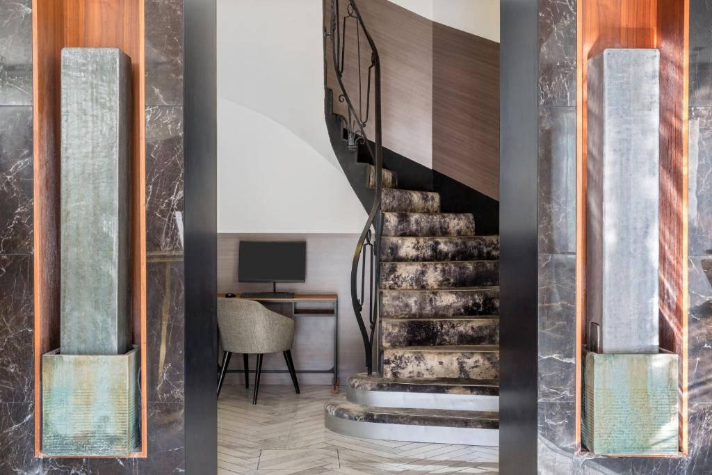 Shared lounge/TV area