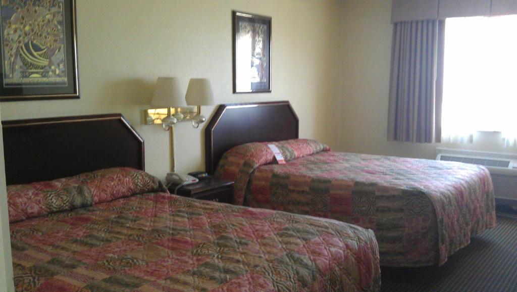 Super 8 By Wyndham Burleson Fort Worth Area photo
