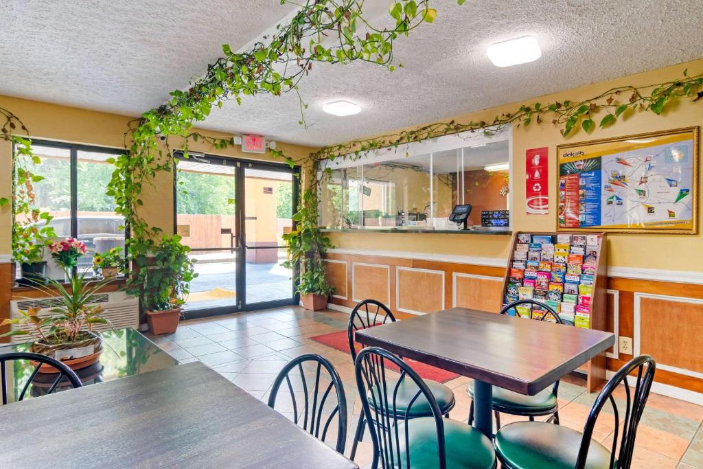 Econo Lodge Decatur photo