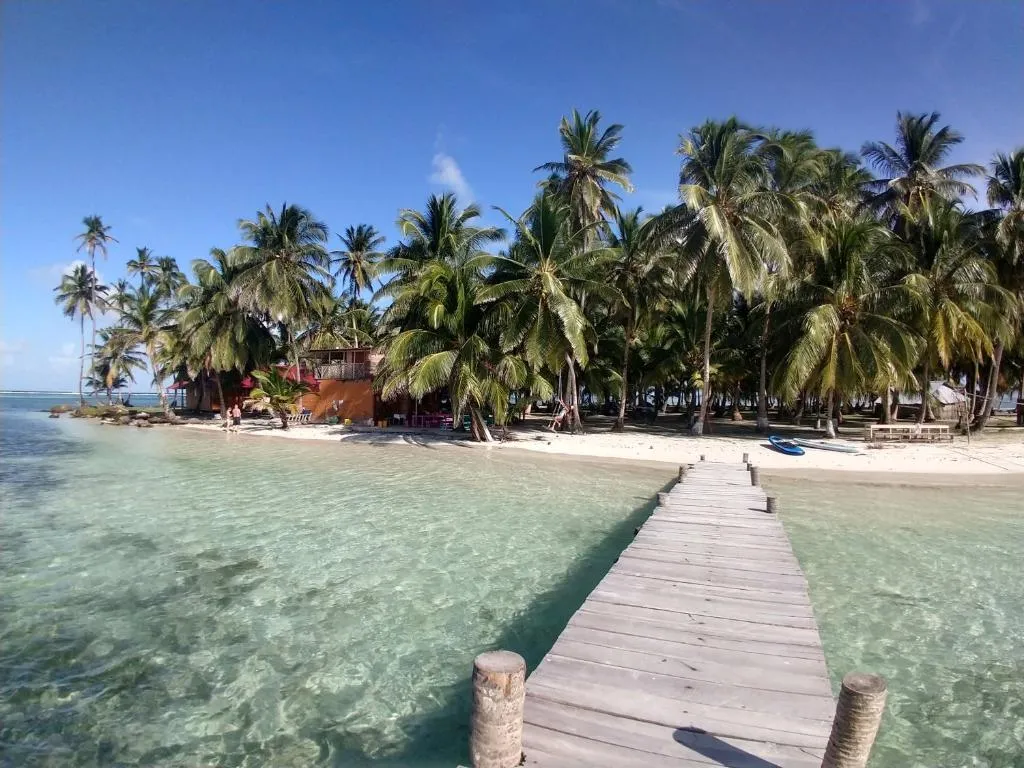 Private Room in San Blas Islands PLUS meals, hotel in Waisalatupo