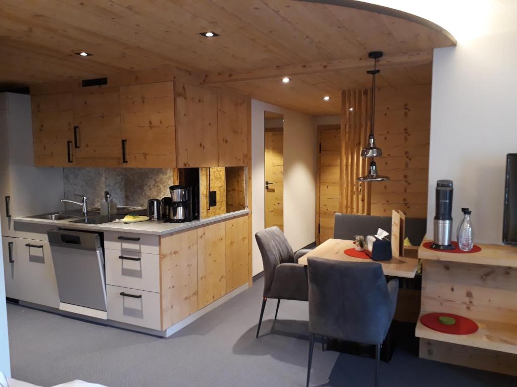 Kitchen, Das Edelweiss in Gran