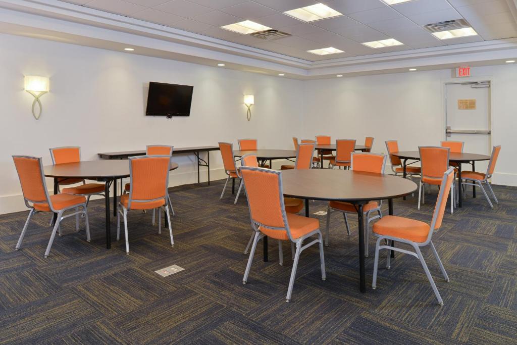 Holiday Inn Express Hotel & Suites Terre Haute Photo 8
