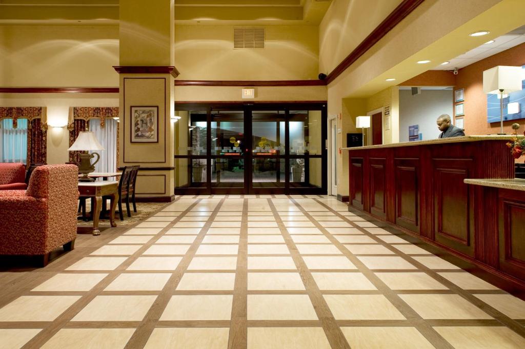 ホリデイ イン エクスプレス ホテル ＆ スイーツ ダラス フォート ワース エアポート サウス バイ IHG (Holiday Inn Express Hotel & Suites Dallas Fort Worth Airport South By IHG) 外観