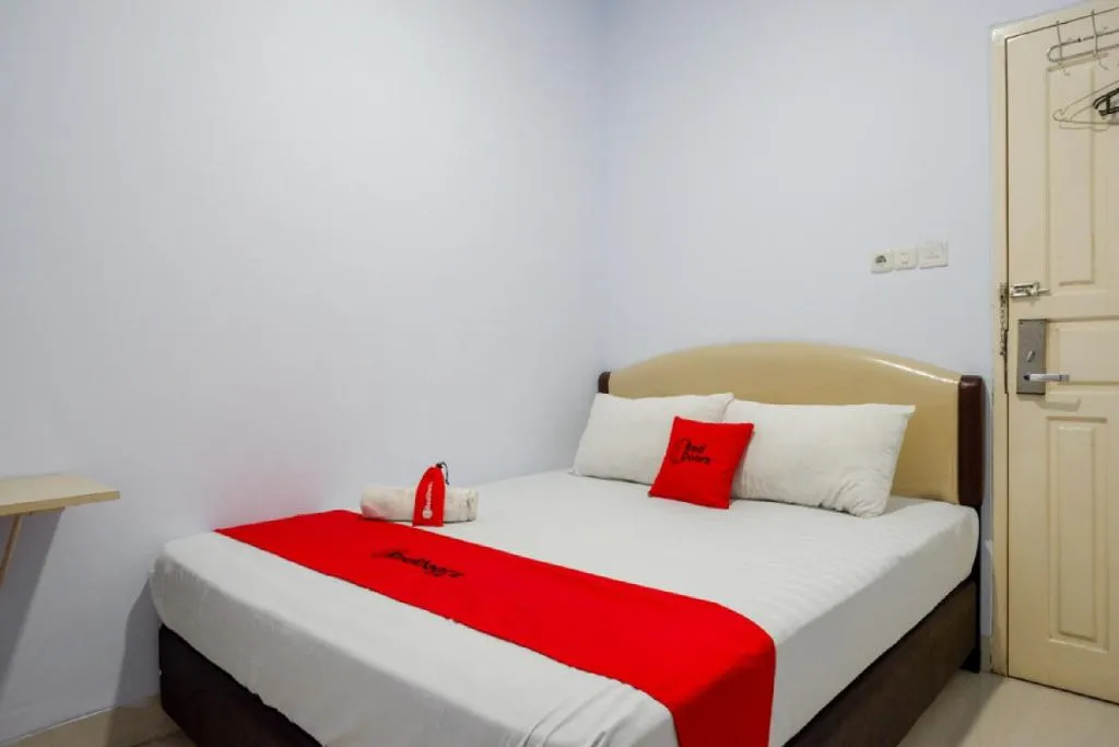 RedDoorz @ Hotel Bravo Pantai Kamali Bau Bau，位于Baubau的酒店