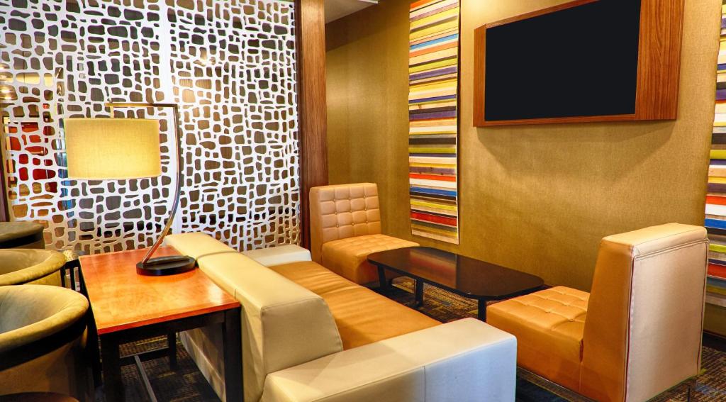Holiday Inn Express Bordentown - Trenton South photo