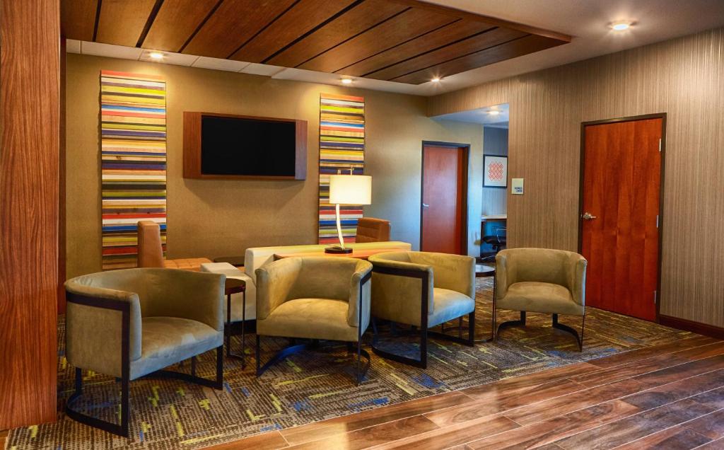 Holiday Inn Express Bordentown - Trenton South photo