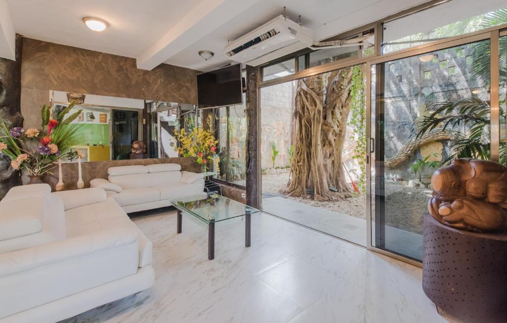 Private Villa 10 Rooms, Private Pool, Walk to Beach - 4