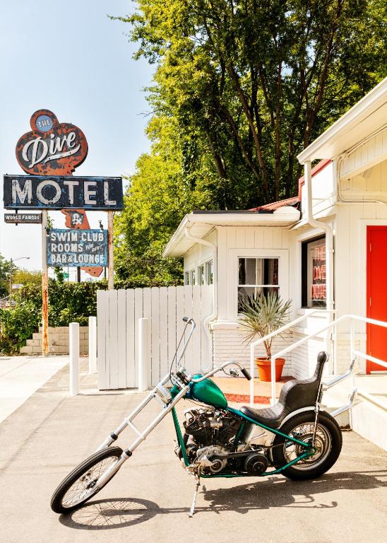 The Dive Motel and Swim Club — Hotel in Nashville (TN)
