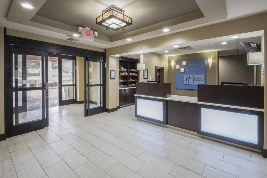 Holiday Inn Express Hotel & Suites Ashland photo
