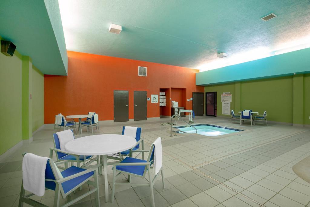Holiday Inn Express Hotel & Suites Columbus photo