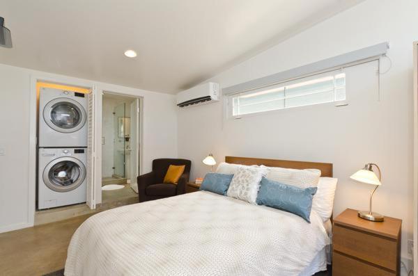 Venice One Bedroom Artist Bungalow photo