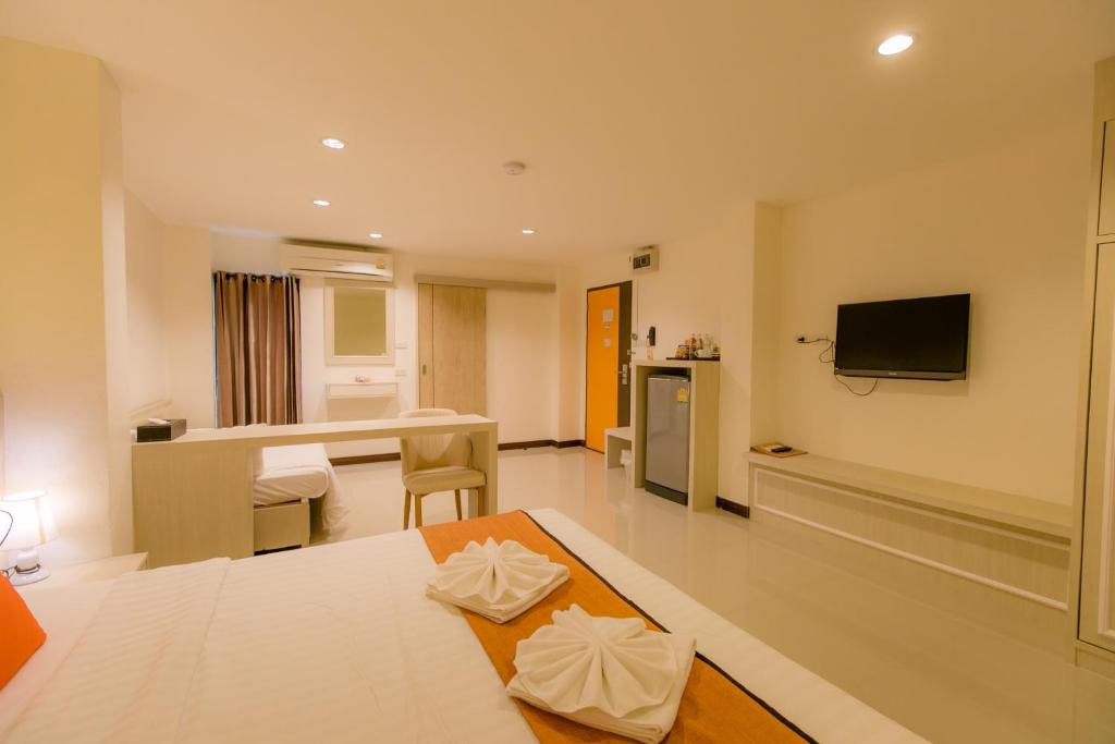 Shared lounge/TV area