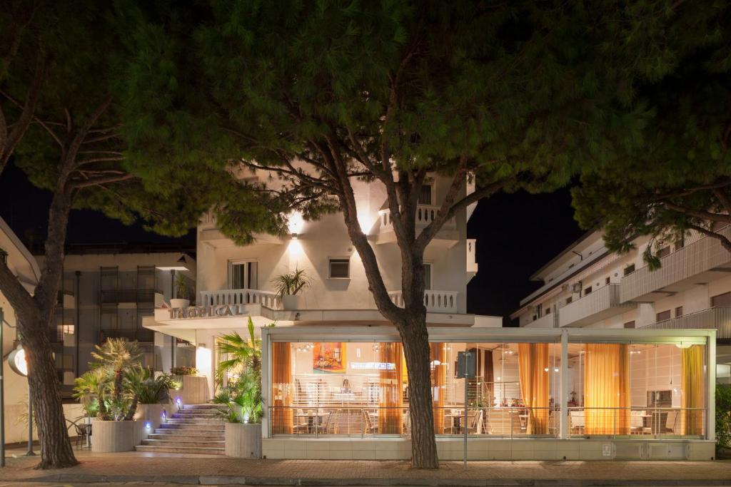 Hotel Tropical — Hotel building in Jesolo, Veneto