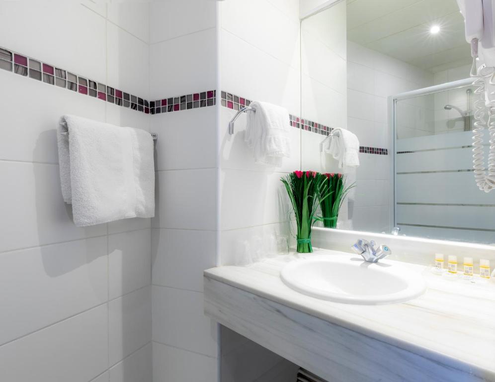 Bathroom, Hotel de Crimee in Paris