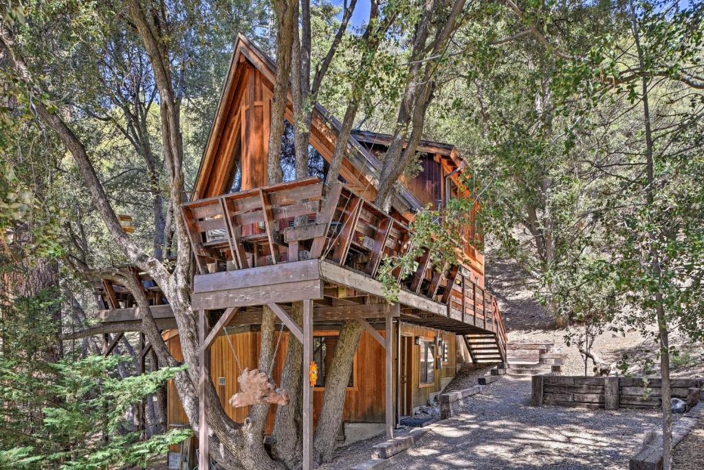 Updated Tree House Pine Mtn Club Cabin by Trails — Hotel in Pine Mountain Club (CA)